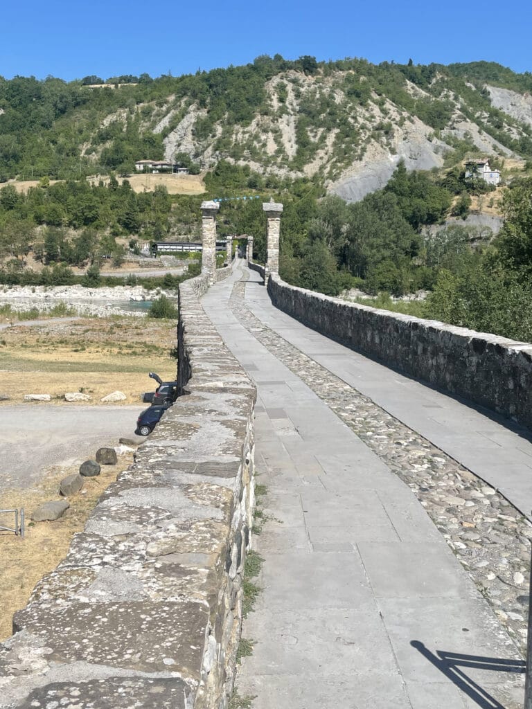 Brug van Bobbio in Piacenza regio nabij Val Nure en Val Trebbia
