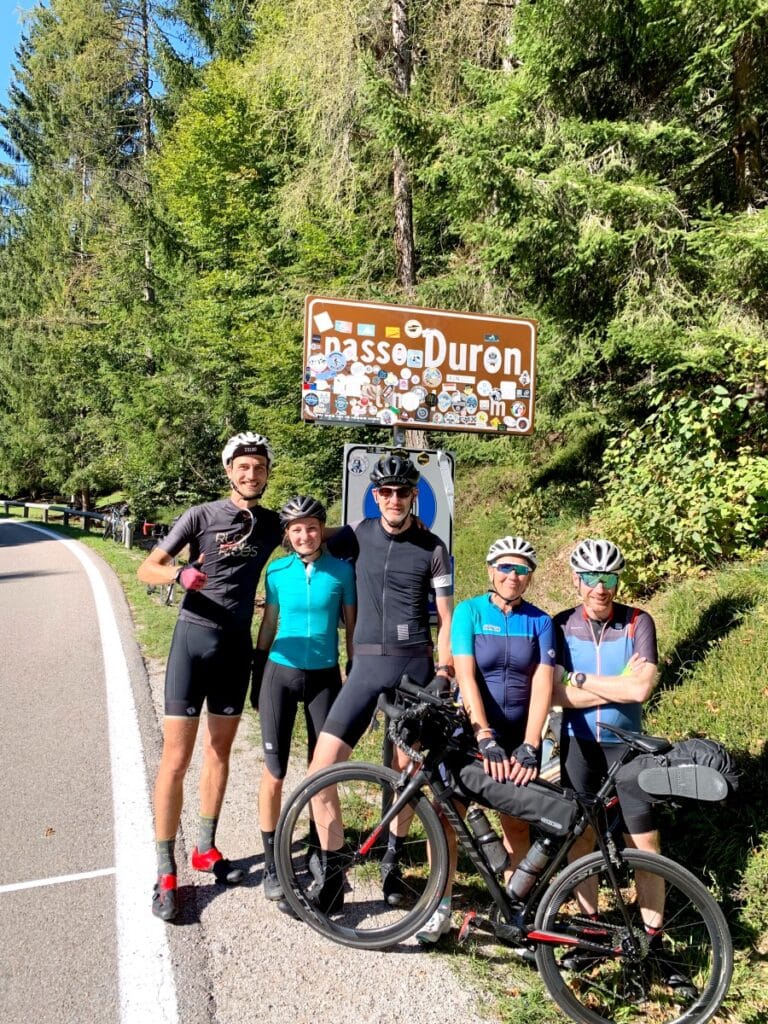 Italië Alpen Duronepas groepsfoto Groep wielrenners van Rudi Rides bovenop de Duronepas in de Italiaanse Alpen in de zon