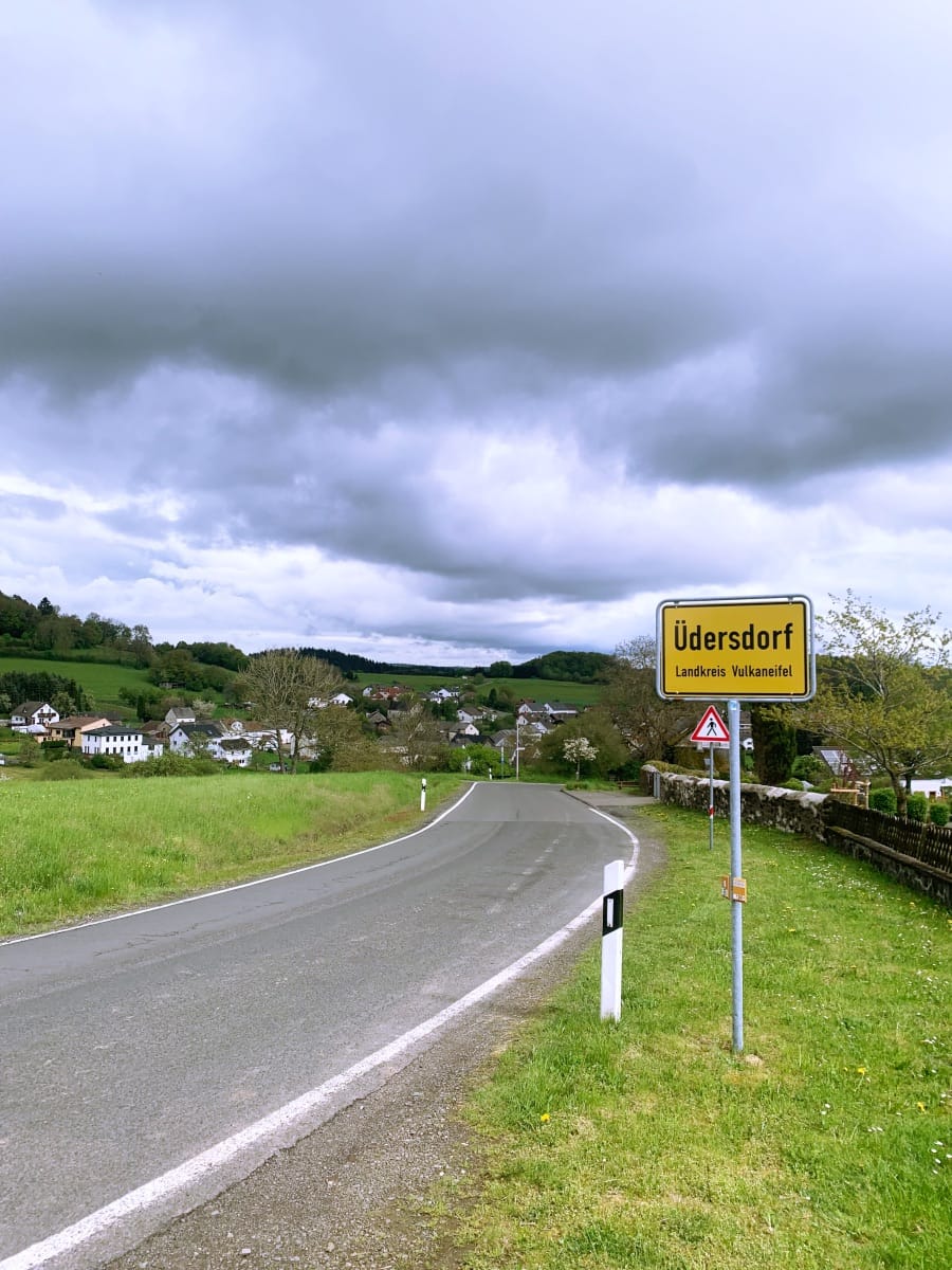 Plaatsnaambord van Uedersdorf of Üdersdorf. In de Vulkaneifel.