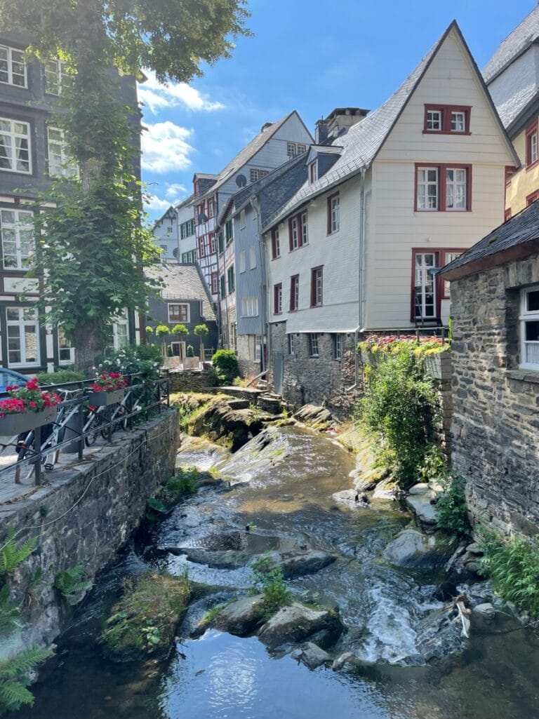 Rivier in Monschau in juni
