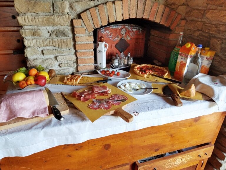 Ruime keuze aan het ontbijt met vers fruit, vlees, mozzarella kaas, tomaten, sap, taart en meer