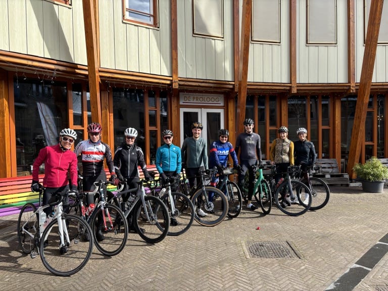 Rudi Rides met het team groepsfoto voor de Proloog in Amerongen