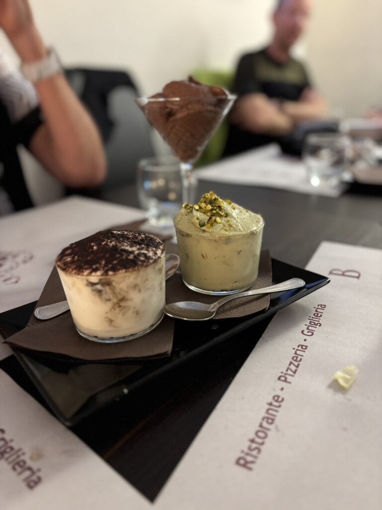 dessert-lunch-rudirides-groepsreis-sardinie Dessert Dolce Italiaanse Tiramisu en Mousse bij Bakkus in Sassari