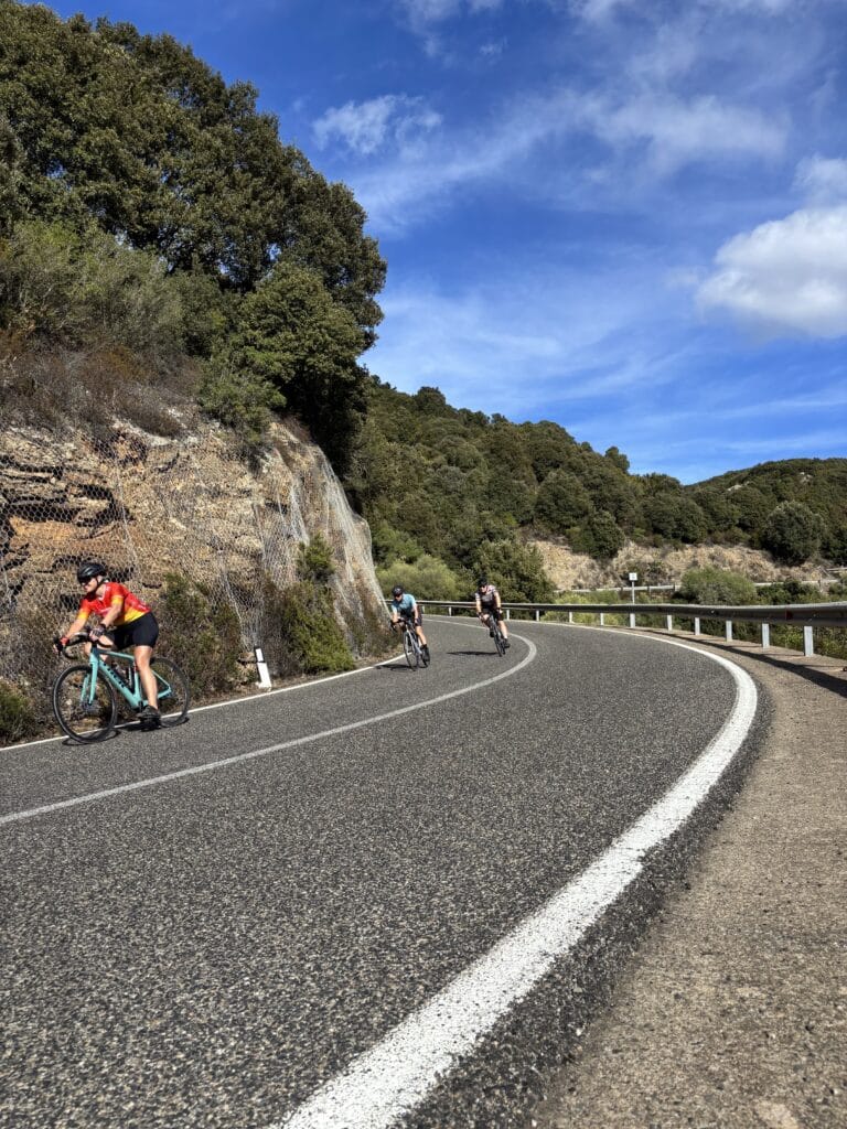 fietsers-rudirides-afdaling-sardinie-goed-asfalt-arbus-portixeddu Fietsers van Rudi Rides in de afdaling op Sardinië bij Arbus richting Portixeddu