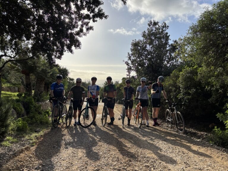 groepsfoto-rudirides-sardinie-omgeving-alghero Groepsfoto fietsers Rudi Rides op landgoed Sardinie in omgeving Alghero