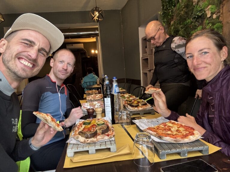 lunch-rudirides-op-sardinie-met-pizza Italiaanse lunch pizza en focaccia op Sardinie met Rudi Rides