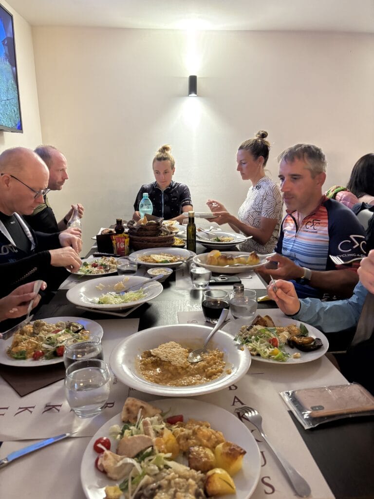 lunch-in-sassari-bij-bakkus-risotto-sardinie-groepsreis Italiaanse lunch op Sardinie met groep fietsers Rudi Rides
