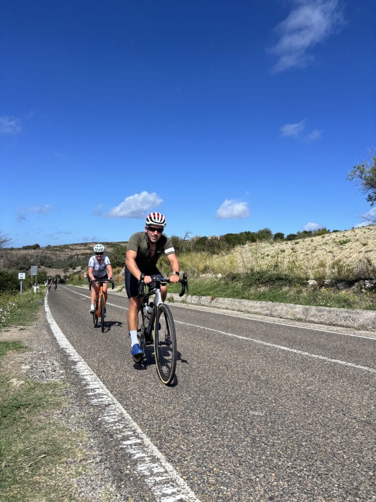 rudirides-twee-fietsers-klimmen-sardinie-westkust Fietsers in de zon op Sardinie