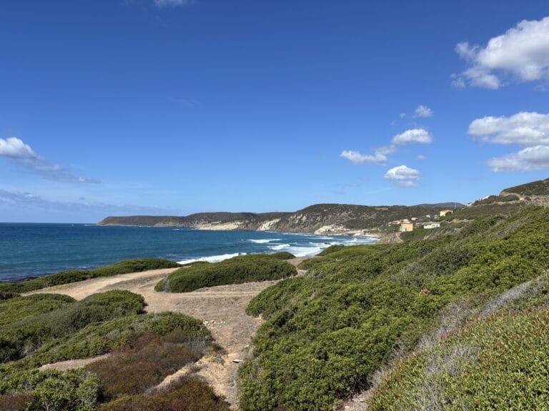 sardinie-kustlijn-westkust-bij-oristano-blauwe-zee Baai aan de westkust van Sardinië