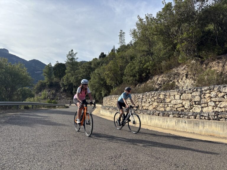 twee-fietsers-op-sardinie-blue-zone-seulo Fietsers op Sardinië nabij de Blue Zone in Seulo