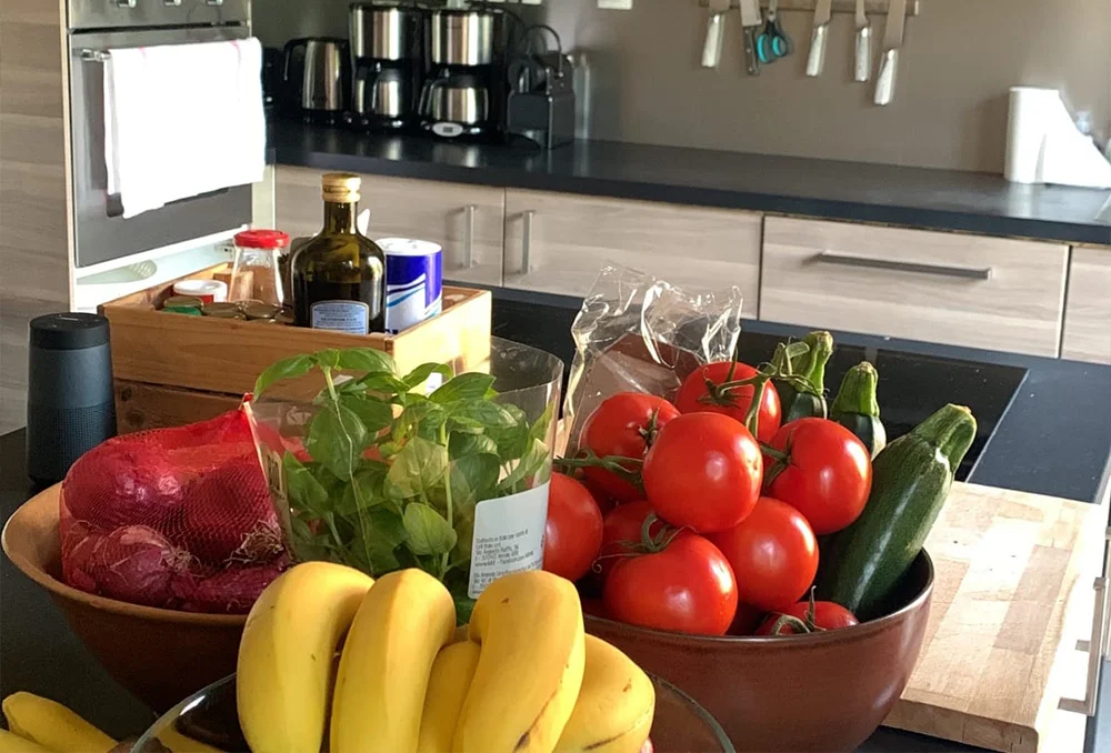 Verse ingrediënten uitgestald bij een kookeiland in een moderne keuken.