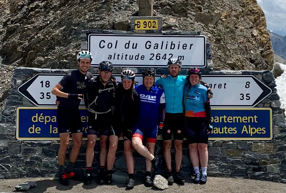 Groepsfoto bij Col du Galibier in de Franse Alpen met een groep wielrenners van Rudi Rides