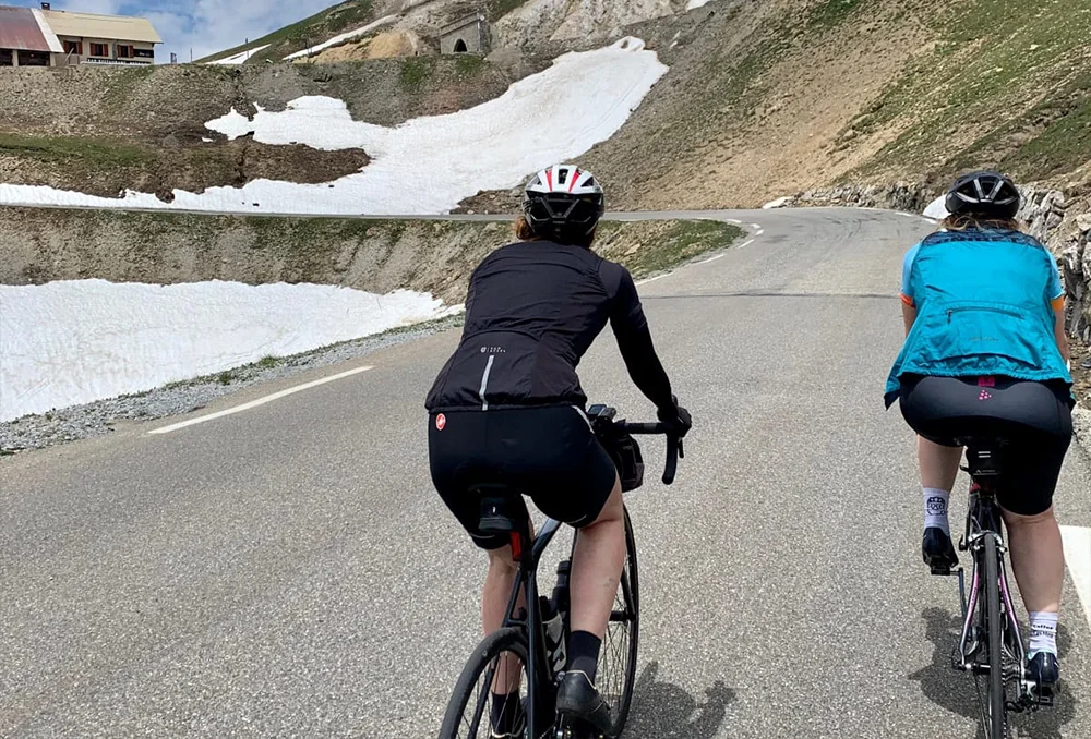 Twee fietsers onderweg naar de top van de Galbier in de Franse Alpen