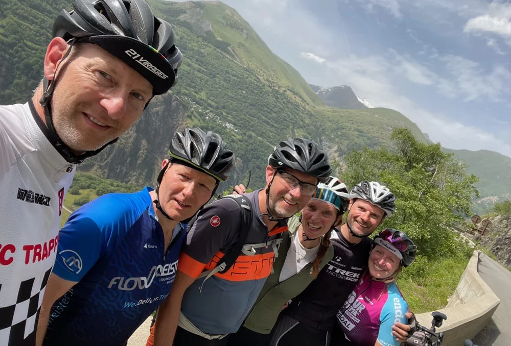 Wielrenners in Franse Alpen maken groepsfoto met selfie