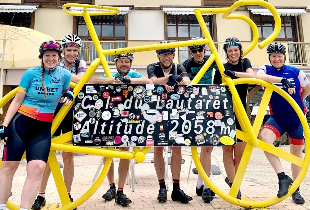 Groepsfoto tijdens fietsvakantie op de Col du Lautaret in de Franse Alpen