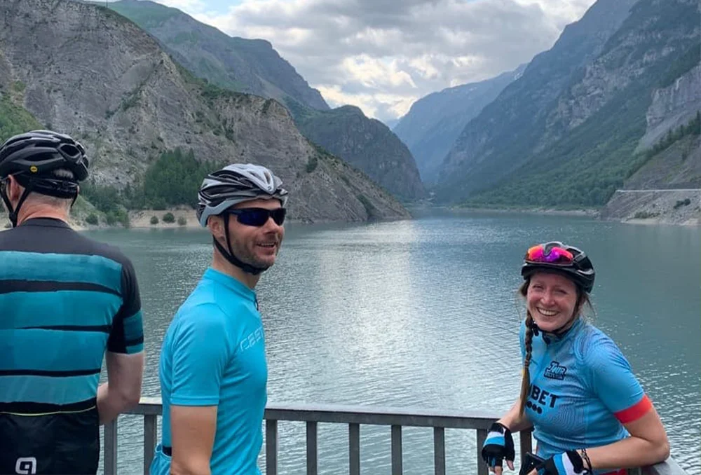 Wielrenners bij Lac du Chambon in de Franse Alpen