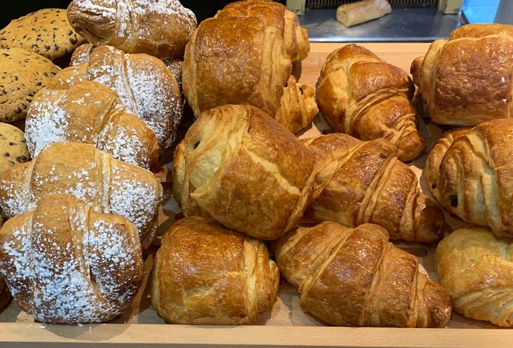 Verschillende soorten croissants bij een Franse bakker