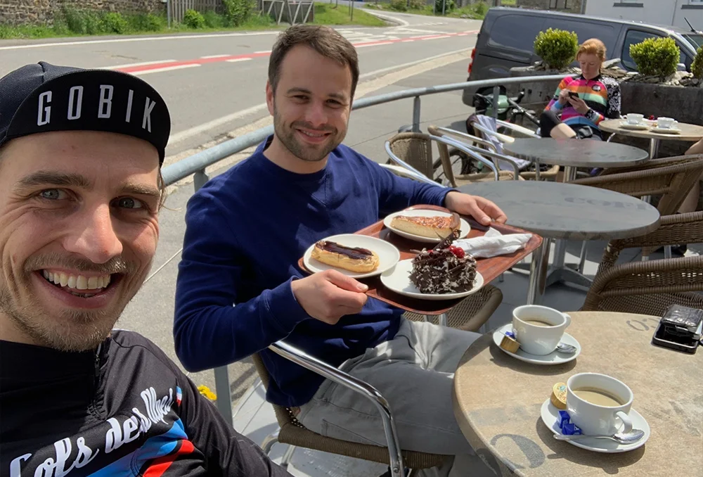 taartjes op dienblad in fietspak