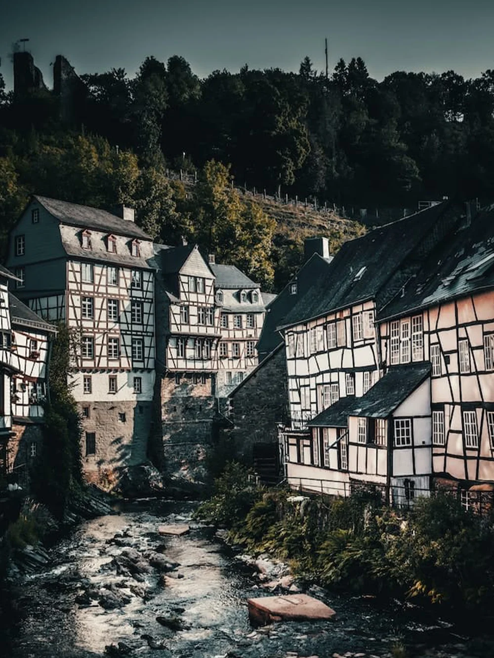 Monschau met speciale architectuur huisjes en een rivier.