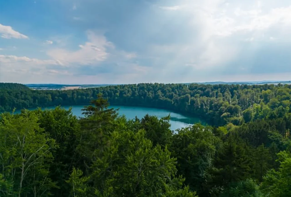 Pulvermaar in de Vulkaneifel vanaf bovenaf