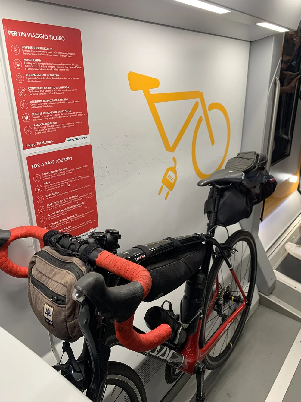 Trein staat in een fietsenrek in een trein in een regionale Trenitalia trein tussen Bologna en Milaan