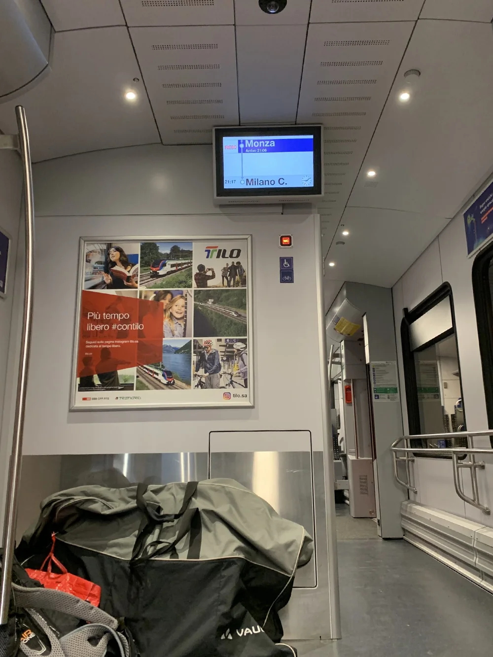 Fiets in een fietshoes in de trein van Trenord tussen Lugano en Milaan, bij station Monza