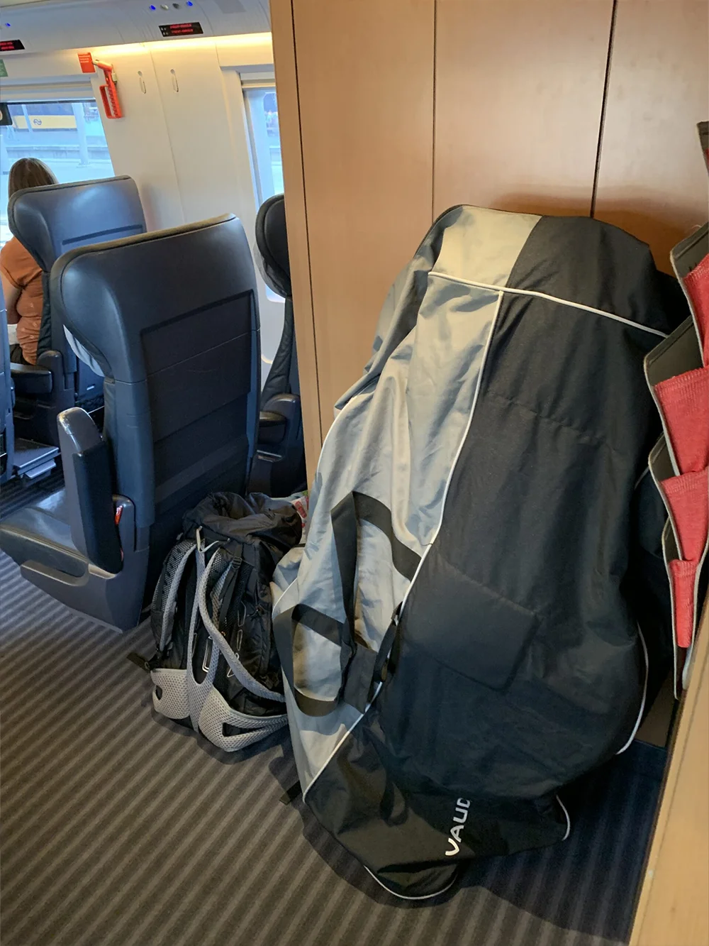 Fiets rechtop in fietshoes in eerste klasse in Deutsche Bahn ICE 