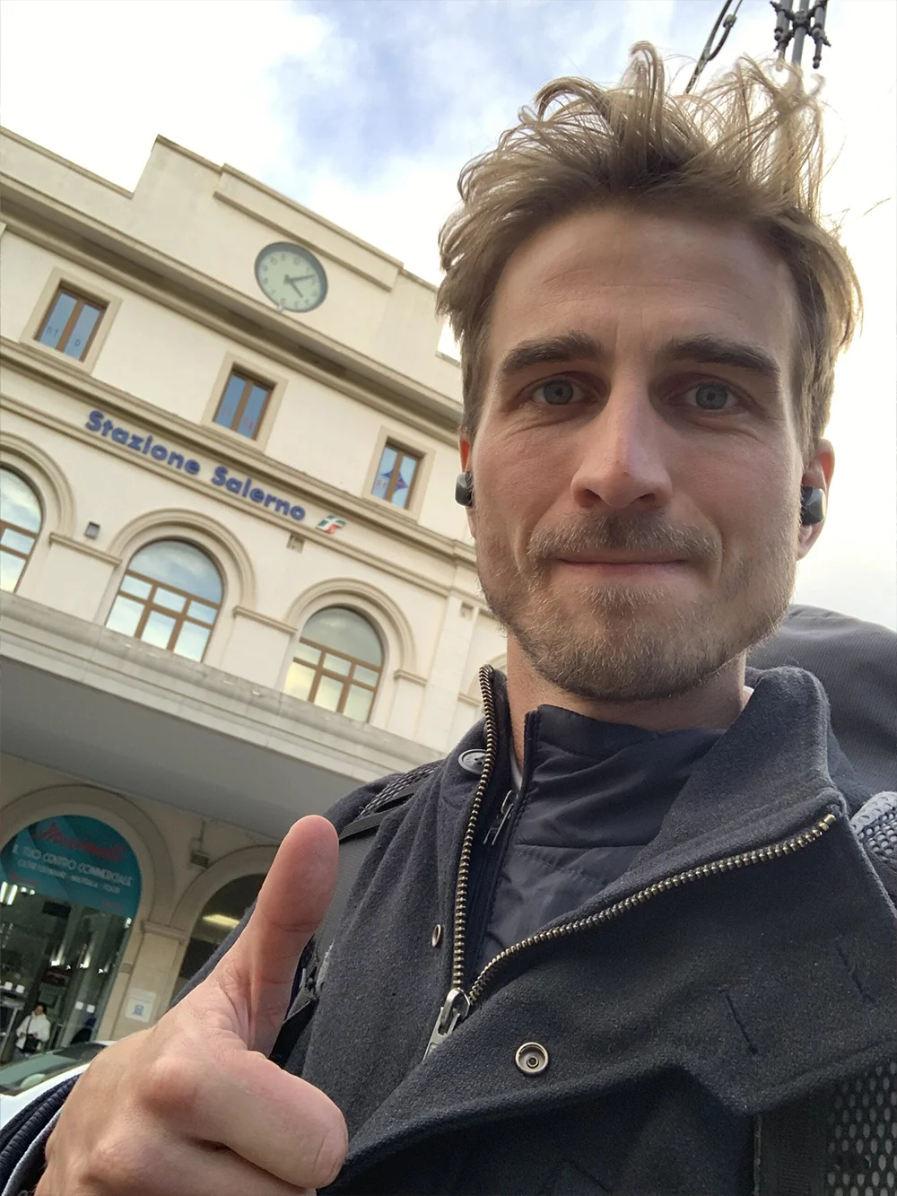 Blij na een positieve ervaring met de trein van Napels naar Salerno