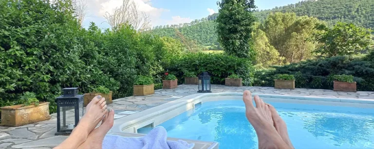 Rustmoment na het fietsen in Italië met uitzicht op het landschap.