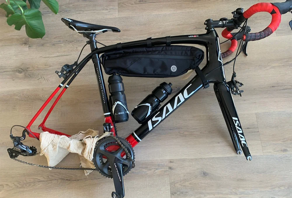 Fiets zonder wielen en het zadel helemaal in. Zo kan de fiets in een transporthoes of fietskoffer mee in de trein.