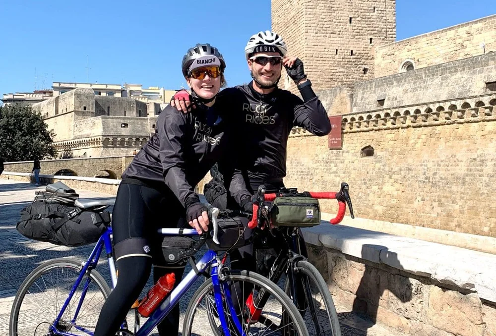 Start van de fietstocht in Zuid-Italië vanaf Bari voor het kasteel tegenover onze B&B.