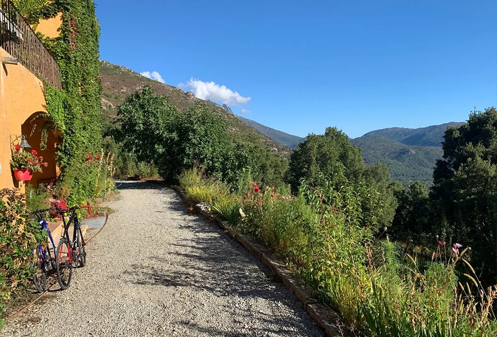 Uitzicht vanaf een B&B in Castirla het binnenland van Corsica