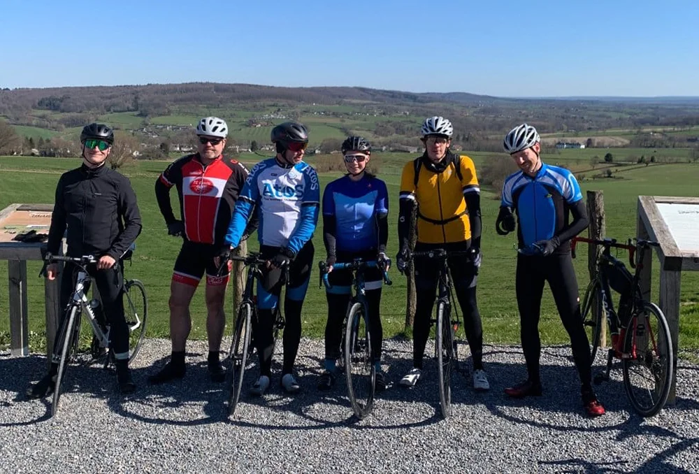 Fietsers in de voorjaarszon bij de Gerardushoeve in Limburgs heuvelland