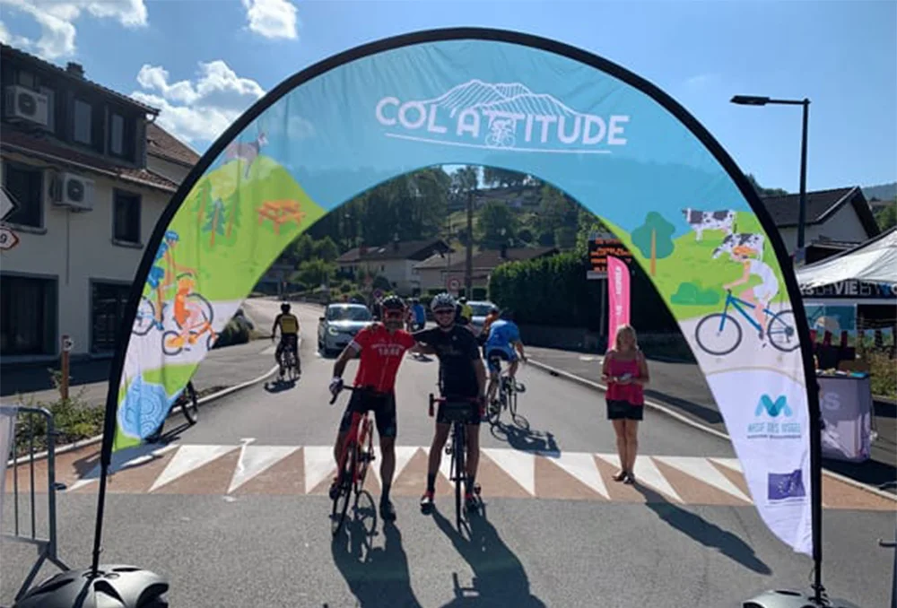 Een bord van een speciale fietsdag Col Attitude in de Vogezen bij Rudi Rides