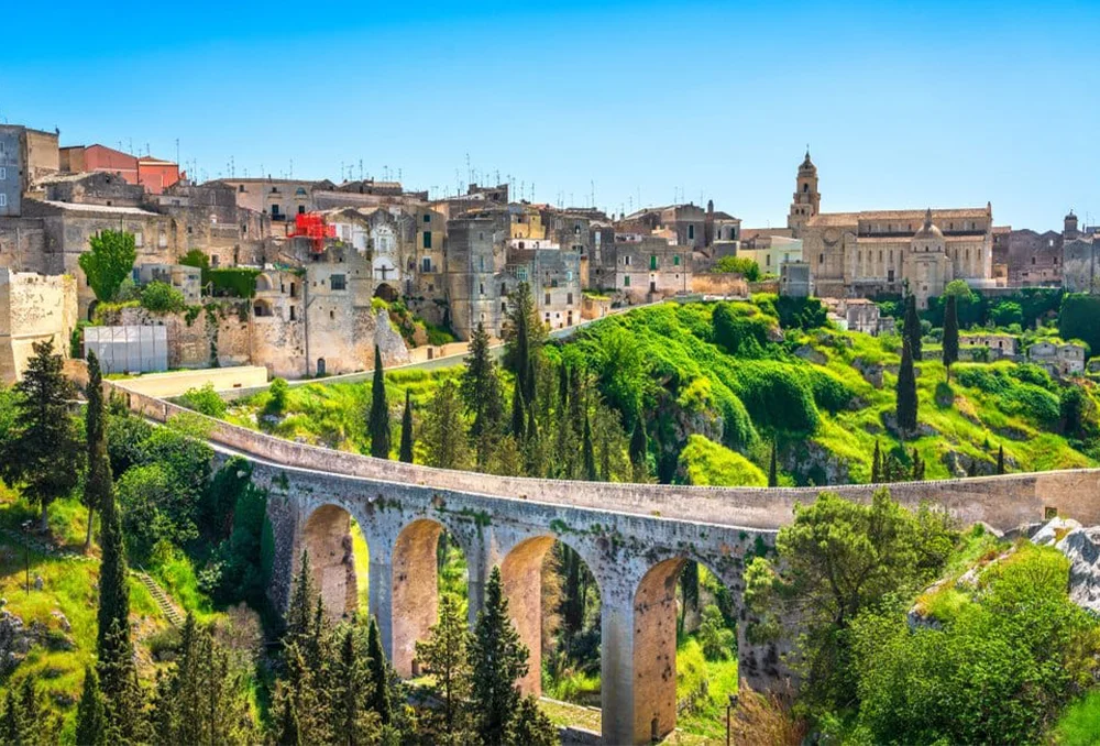 Middeleeuwse brug met bogen in Zuid Italië: Gravina in Puglia.