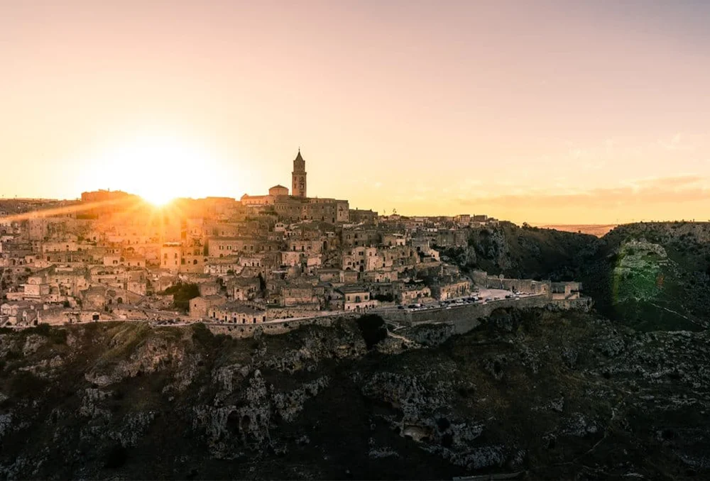 Witte huizen gebouwd op heuvel in Zuid Italië tijdens zonsondergang: Matera.
