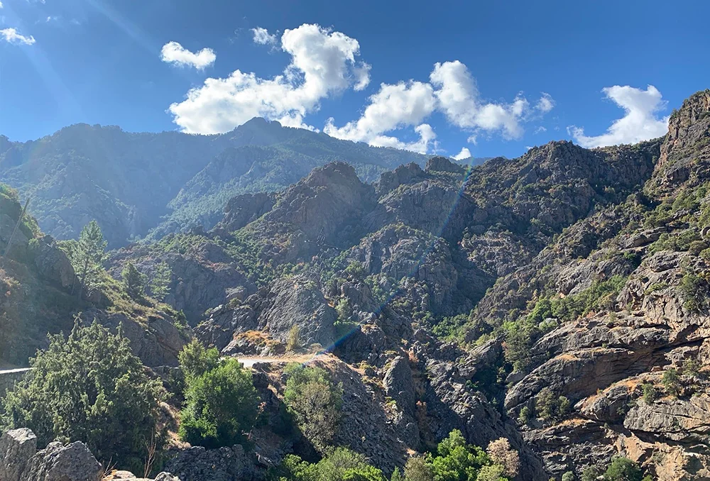 Rotsachtige vallei in de nazomer op Corsica Frankrijk nabij Porto Ota in het binnenland