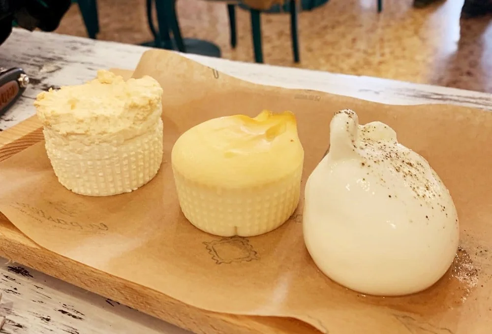 Een mix van drie verschillende kazen, onder andere gerookte kaas, als voorgerecht tijdens de lunch in Puglia, Zuid-Italië
