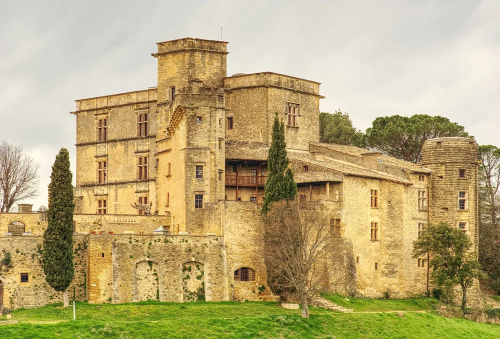Wielren highlight: Kasteel van Lourmarin in De Provence Frankrijk
