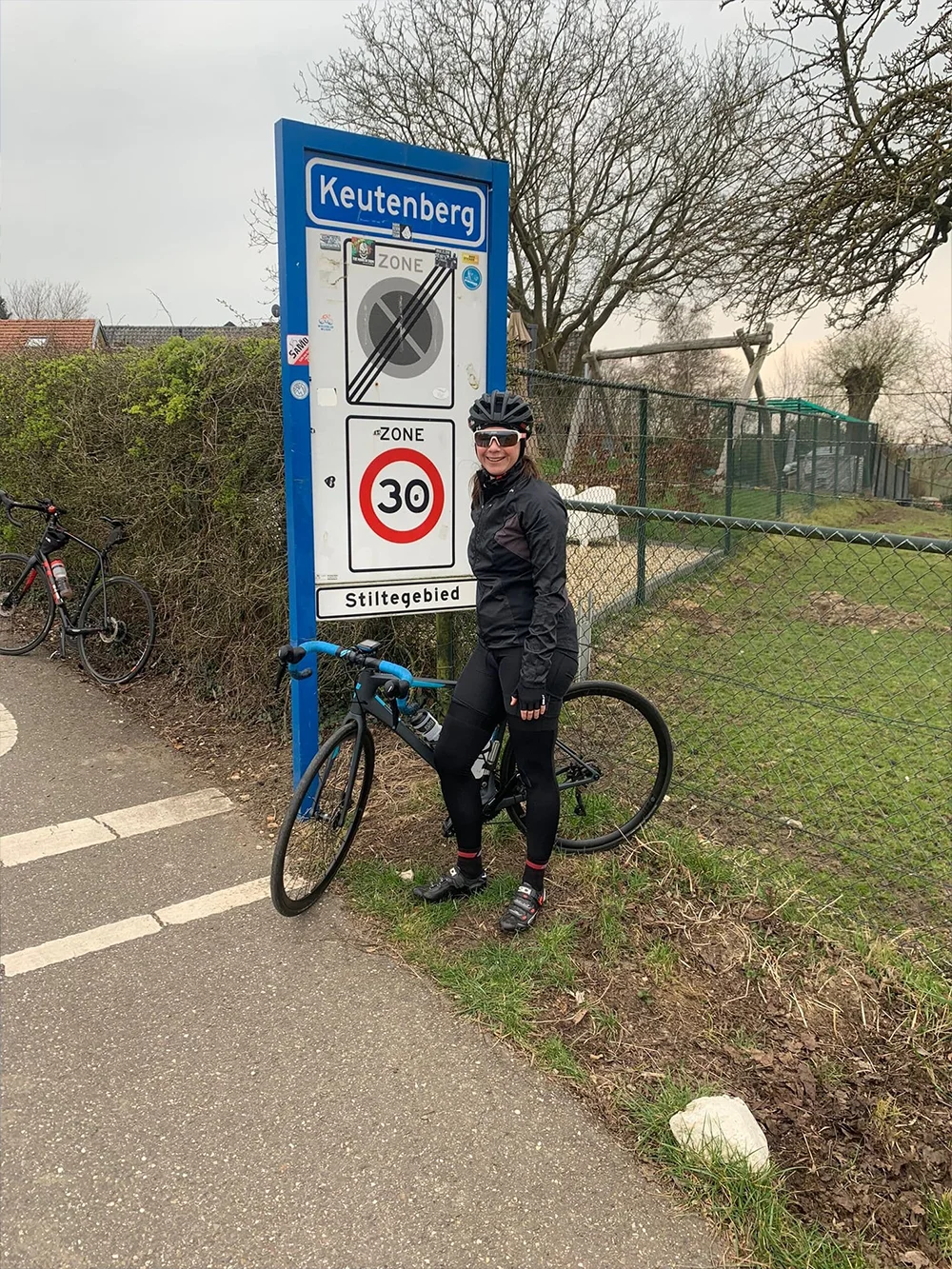 Fietser bij plaatsnaambord van Keutenberg