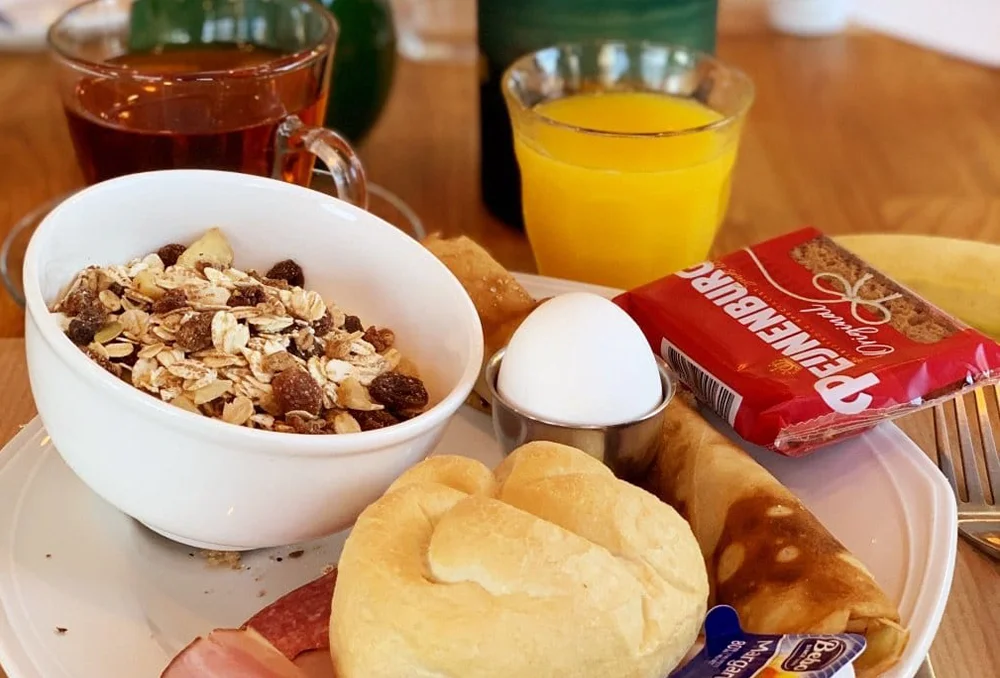 Vers ontbijt met muesli jus d'orange, kaiserbroodje, ham, Peijnenburg, koffie.