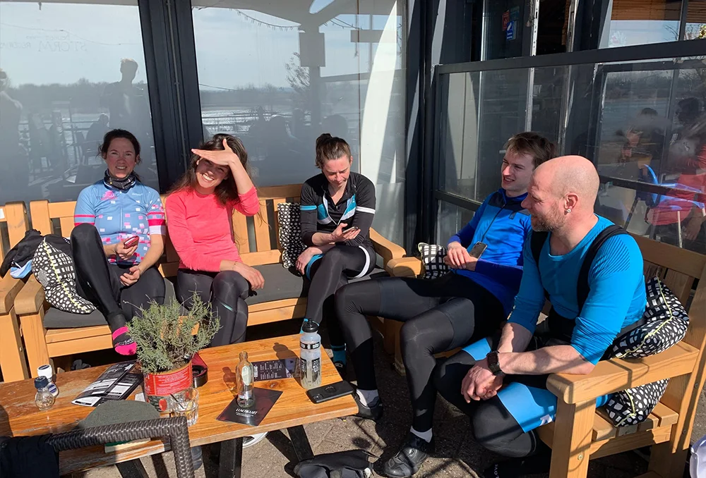Fietsers tijdens pauze zitten op terras