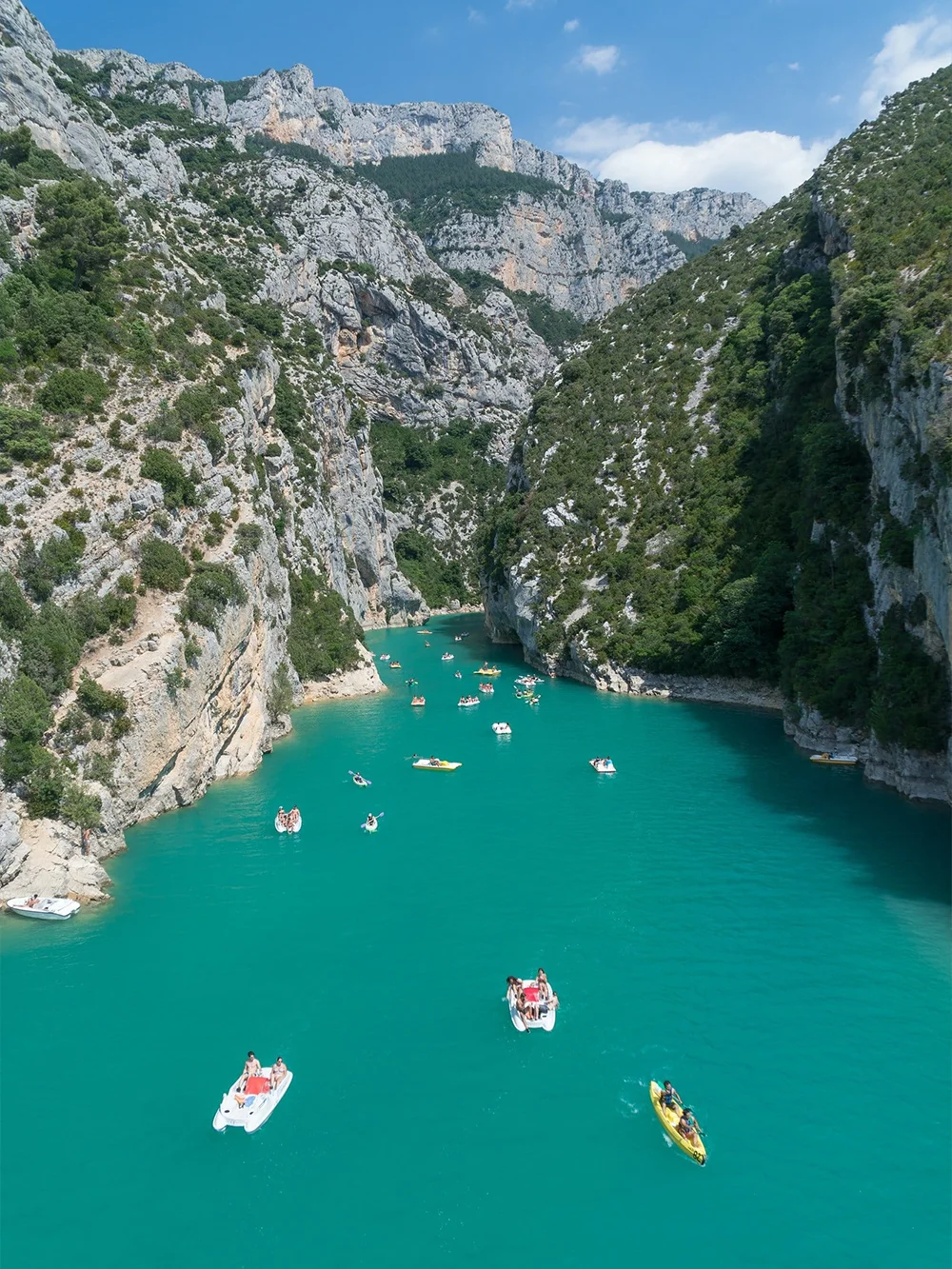 Aan de oostkant van de Provence vind je Gorges du Verdon, een strakblauwe gloed met talloze kano's. Deze foto is genomen van Pont du Galetas