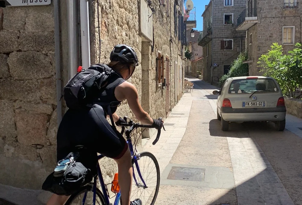 De binnenstad van Sartene met wielrenner met bikepack