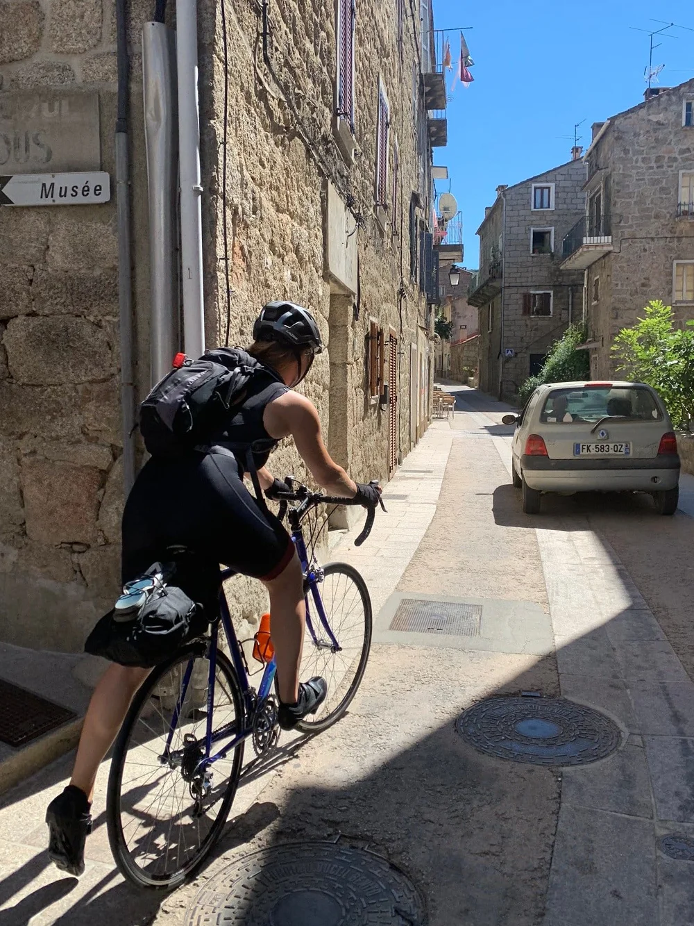 De binnenstad van Sartene met wielrenner met bikepack
