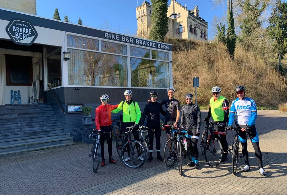 Groep fietsers in lange fietskleding voor De Brakke Berg: een B&B in Zuid-Limburg Nederland