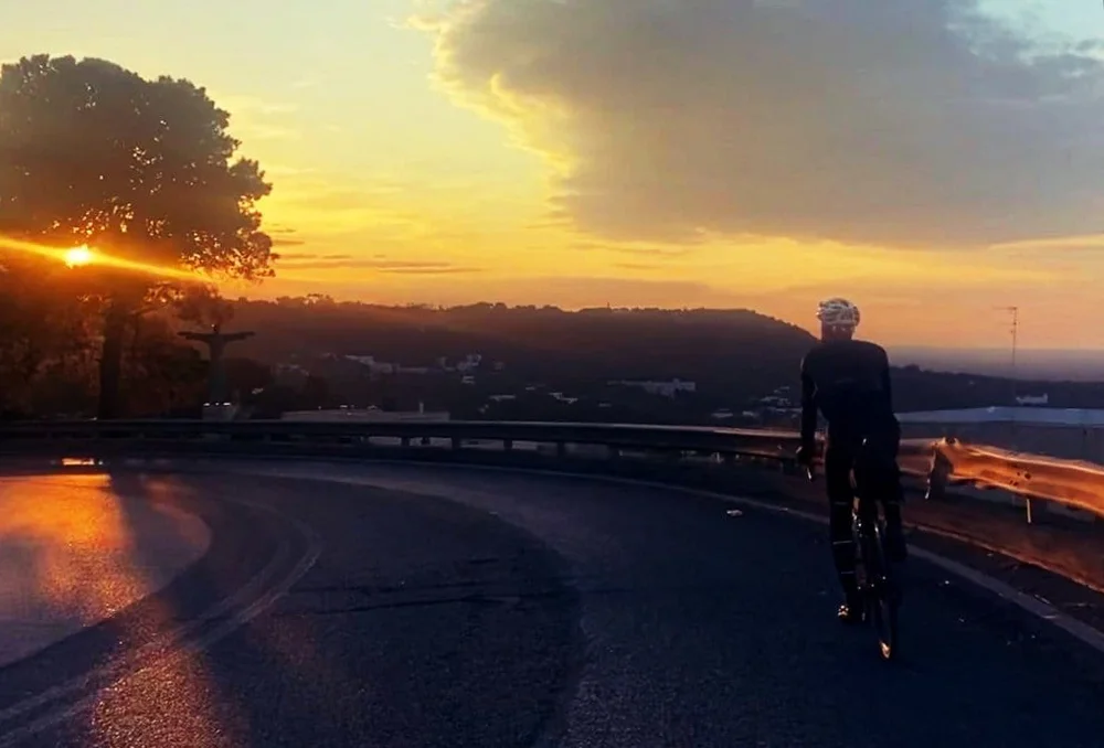 Zonsondergang met fietser ergens in Puglia, Zuid-Italië op een verlaten weg nabij de B&B.