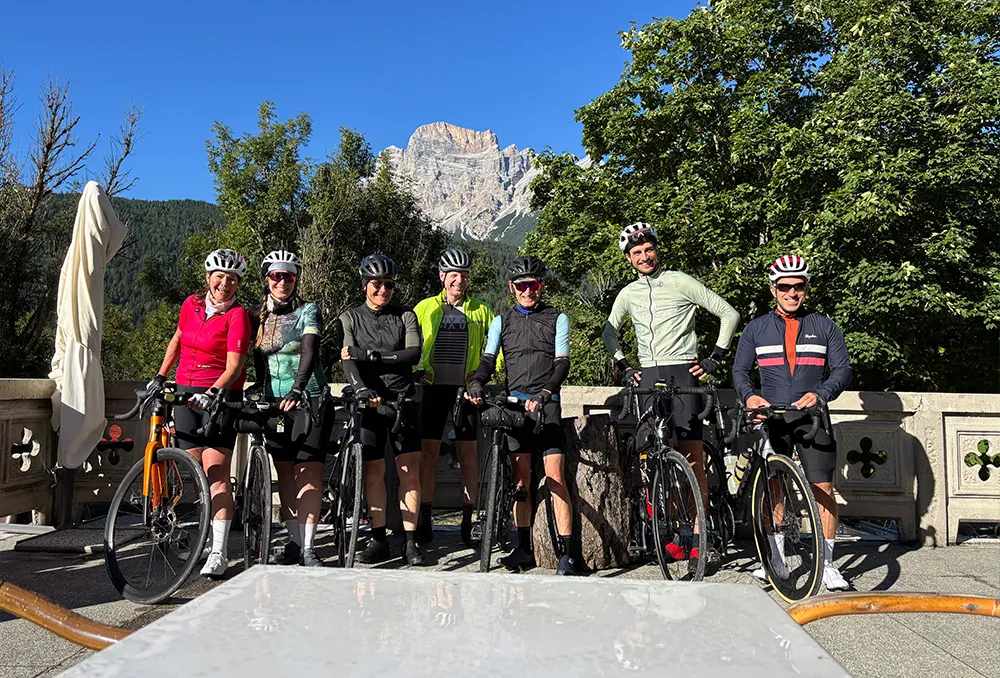 Groep deelnemers van Rudi Rides op fietsvakantie in Dolomieten nabij Cortina