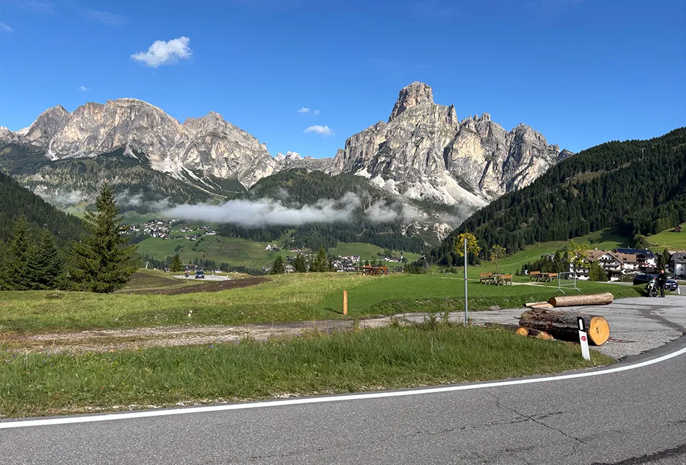 Typische lichtgrijze steile rotswanden in de Dolomieten nabij Corvara