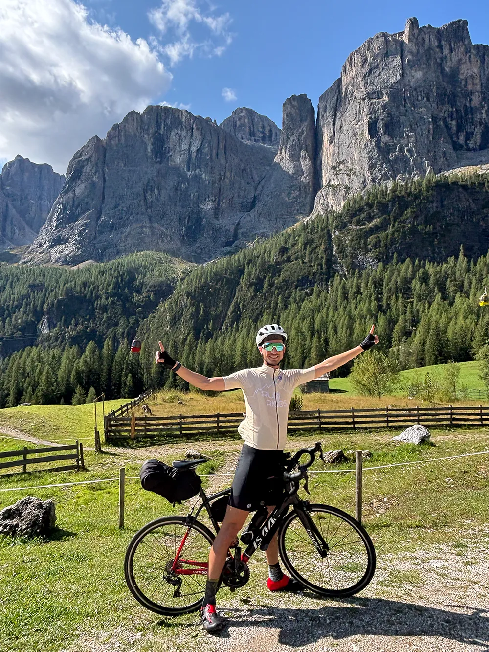 Rutger van Rudi Rides op de fiets tijdens de beklimming van de Passo Gardena